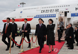  Lee arrives in Japan for summit with Takaichi